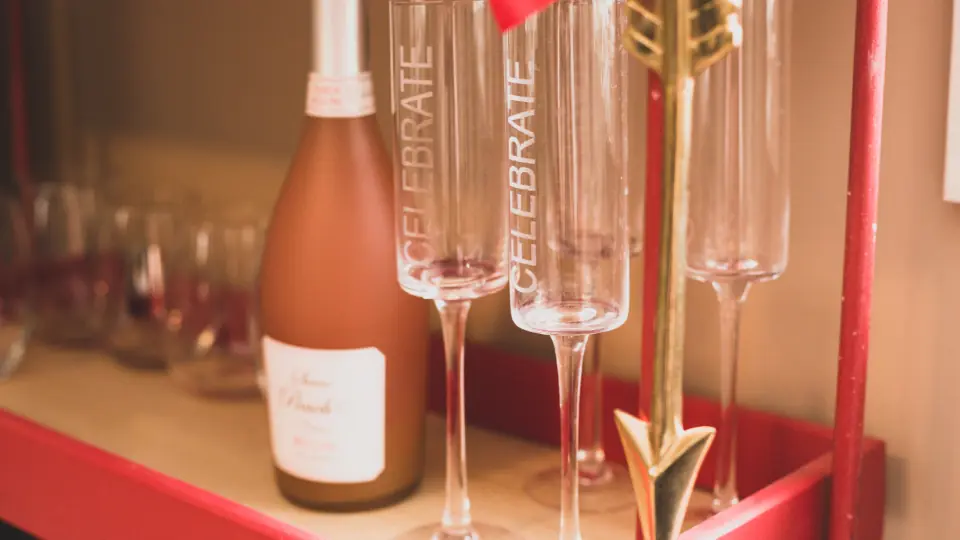 Casual Dating: Sektgläser und eine Flasche Rosé