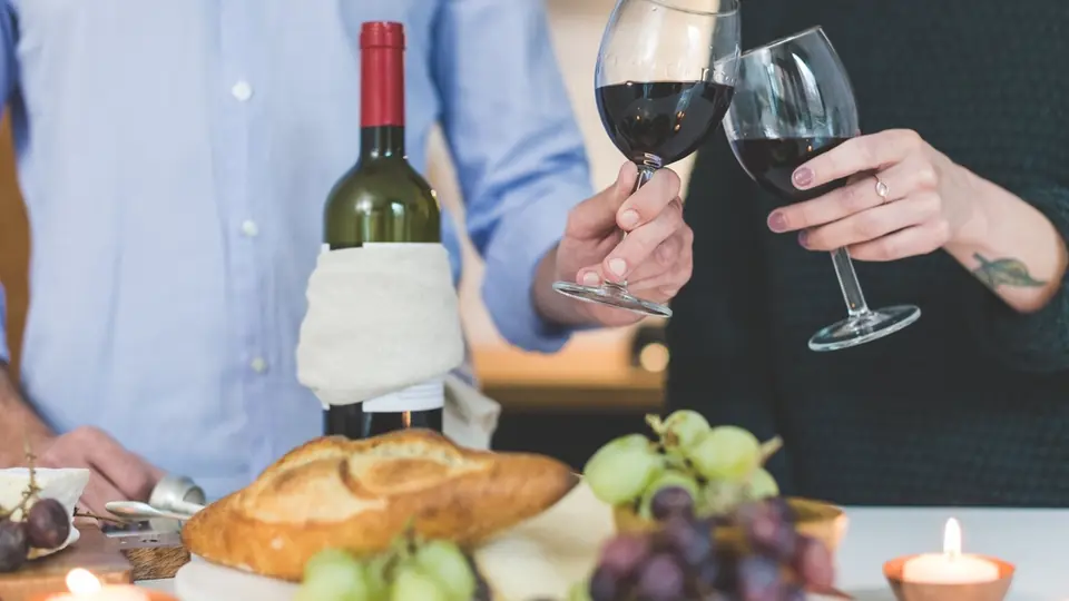 Erste Nachricht beim Sexdate: zwei Gläser Rotwein stoßen an
