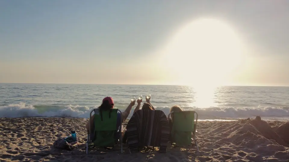 Sexdate Baden-Württemberg: zwei Menschen sitzen am Strand in der Abendsonne