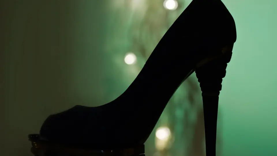 Sexdate Brandenburg: ein schwarzer High Heel im Gegenlicht