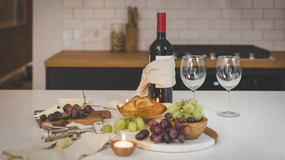 Sexdate Dresden: Rotwein, Trauben und Gläser auf einer Küchentheke