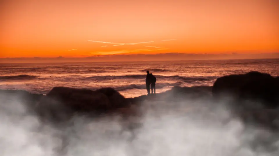 Sexdate Düsseldorf: eine Silhouette im Nebel vor orangefarbenem Himmel