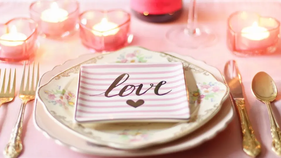 Sexdate Essen: ein Teller mit der Aufschrift love zwischen Teelichtern