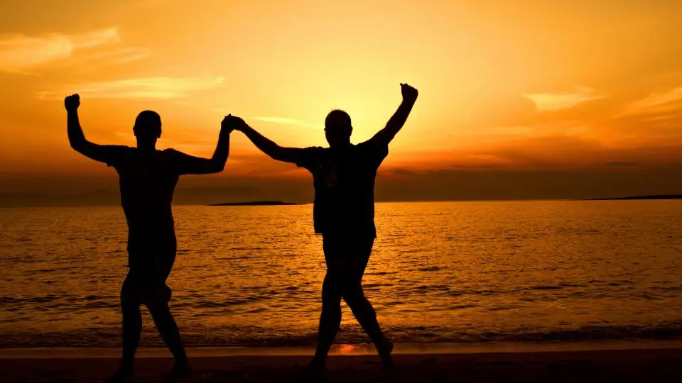 Sexdate Frankfurt: ein Paar tanzt als Silhouette am Strand