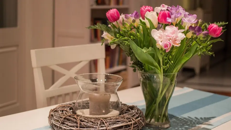 Sexdate Hannover: ein Blumenstrauß und eine Kerze auf einem Tisch