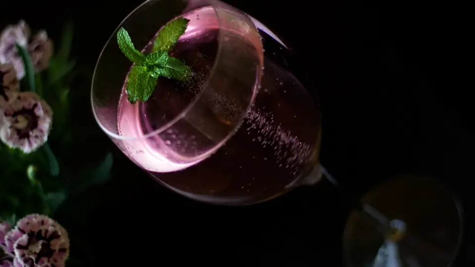 Sexdate Hessen: ein rosa Cocktail im Dunkeln