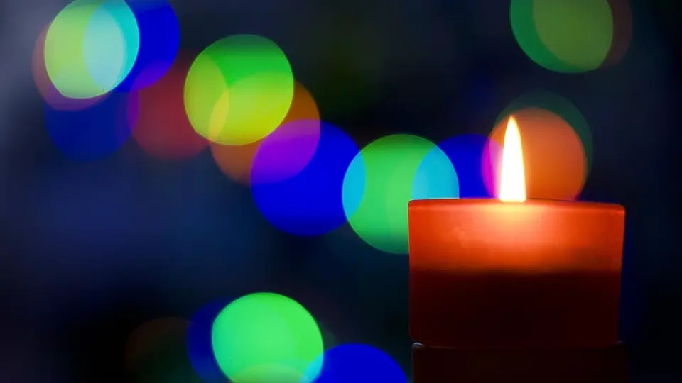 Sexdate Leipzig: eine rote Kerze vor bunten Lichtpunkten