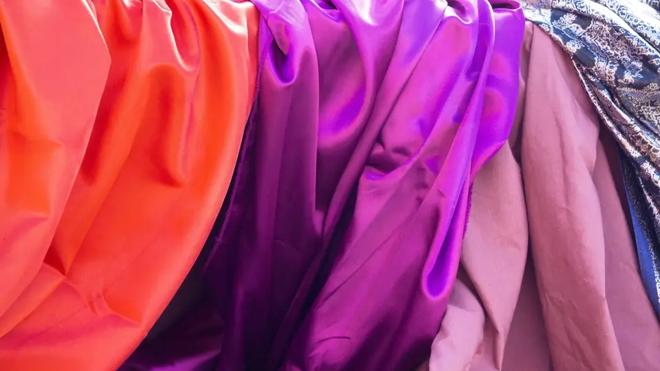 Sexdate Rheinland-Pfalz: glänzende Seide in Rot und Violett