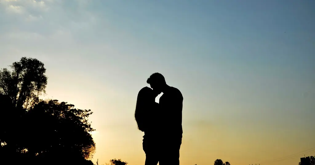 Sexdate in Deutschland: ein Paar küsst sich als Silhouette im Abendlicht